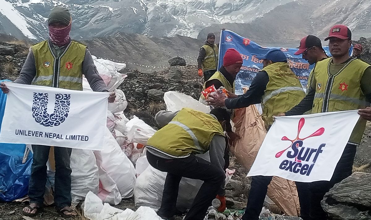 नेपाल आर्मीले हटायो सगरमाथालगायत अन्य चुचुराबाट ३५ टन फोहोर